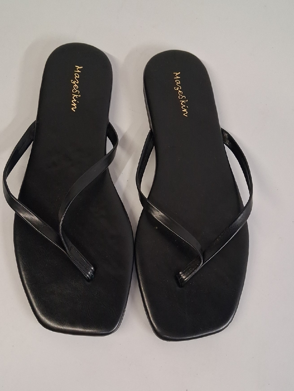 NWT Mazeskin Women's Memory Foam Comfortable Flat Thong Black Sandals